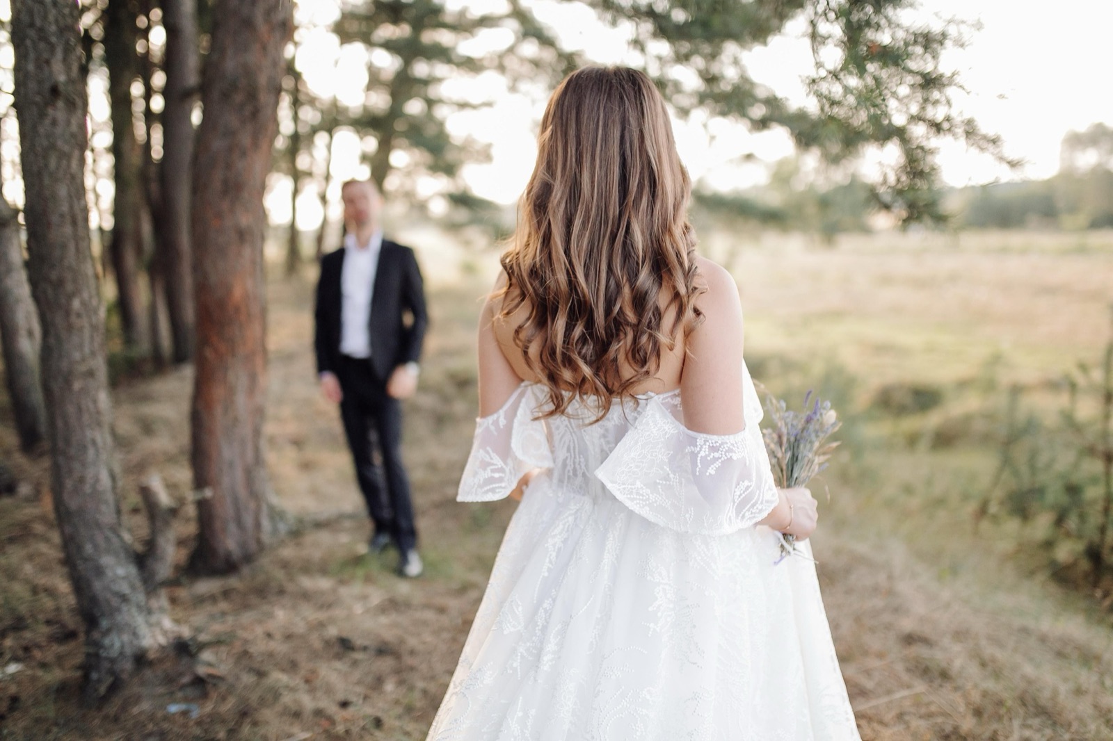 Margaux marchant vers Nathan